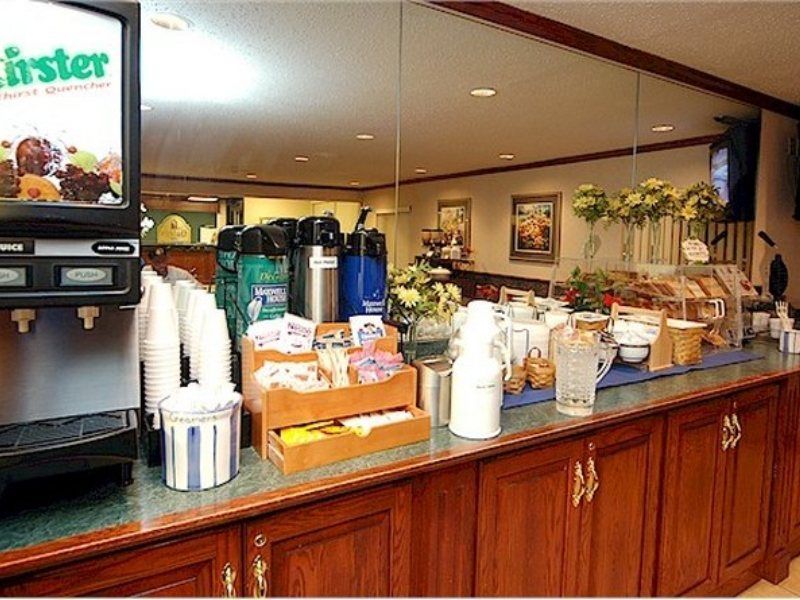 La Quinta Inn By Wyndham Indianapolis Airport Executive Dr Εξωτερικό φωτογραφία